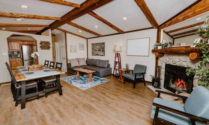 Big Bear Lake House | Nice House 10 minutes walk to Slopes large 65" TV