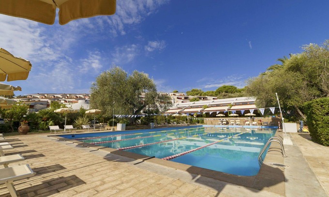 Castiglione della Pescaia House | Nice apartment in villa for 4 people with pool, A/C, WIFI, TV, terrace, pets allowed and parking