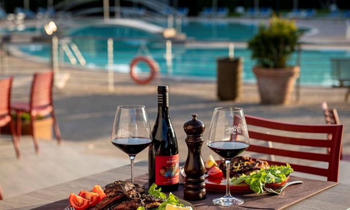 Le Rocchette House | Nice apartment in villa for 4 guests with WIFI, hot tub, A/C, pool, TV and terrace