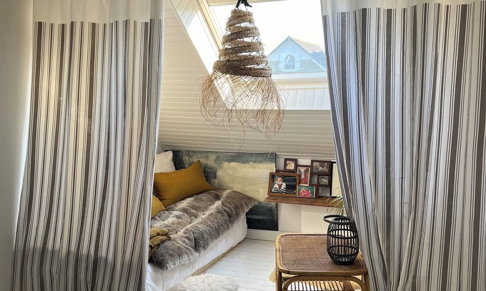 Bellevue Bed & Breakfast | Nice room for rent. Independent space upstairs. Relaxation area.