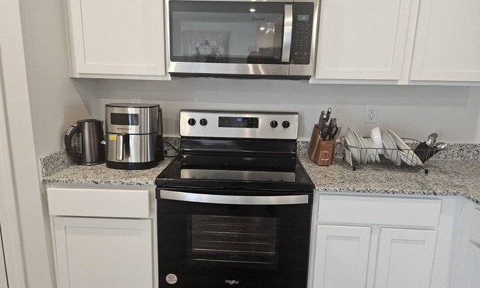 Silver Creek House | Nice room. It's 30 minutes away from Kennesaw and 7 from the Hyundai plant.