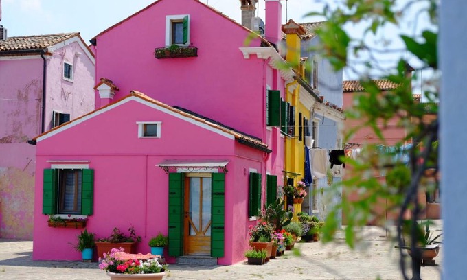 Burano House | Night Galleria holiday home - bed & art in Burano - the pink house