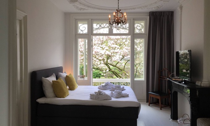 Oude Pijp Bed & Breakfast | Nine(T)Teen B&B