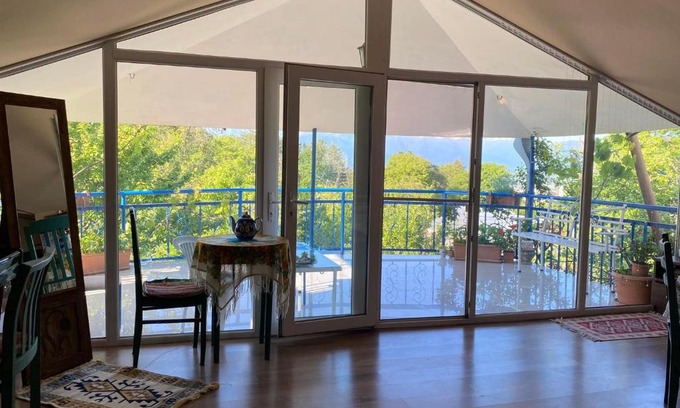 Telavi Apartment | Nino's Veranda Apartment