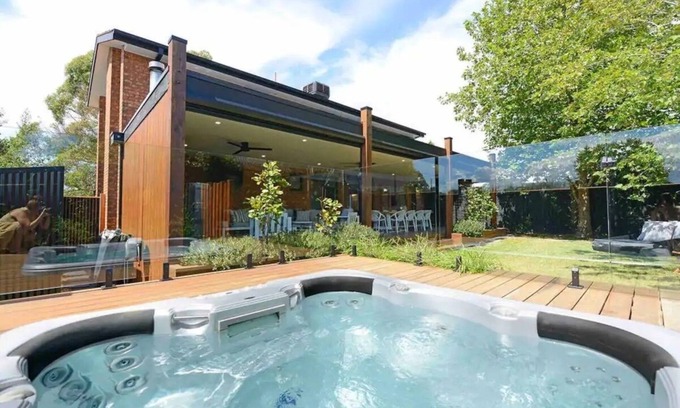 Frankston House | Nirvana Retreat - Large modern 4 bedroom house with large undercover area and outdoor spa