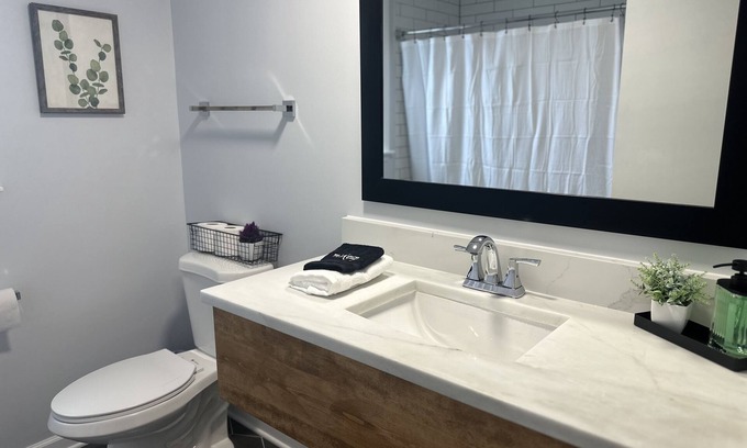 DeKalb House | NIU Coporate and Business Travel Long Term Stays Welcome! 4 BD 3 BA