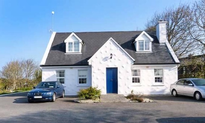 Kilcolgan Cottage | NO.1 APT, BRANDY HARBOUR COTTAGE in Ballinderreen, County Galway