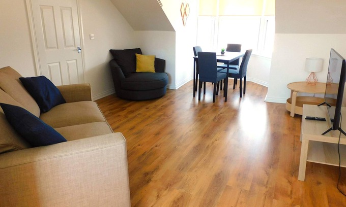 Lanark Apartment | No 11 - Contemporary 2 Bedroom Apartment in Lanark Town Centre