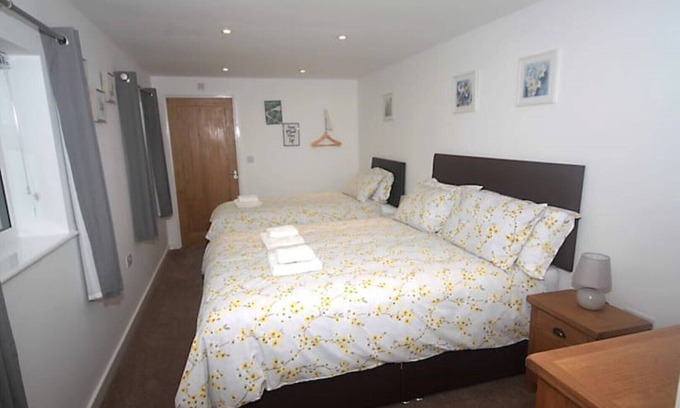 Glastonbury Apartment | No 28C St Benedict-with outside courtyard
