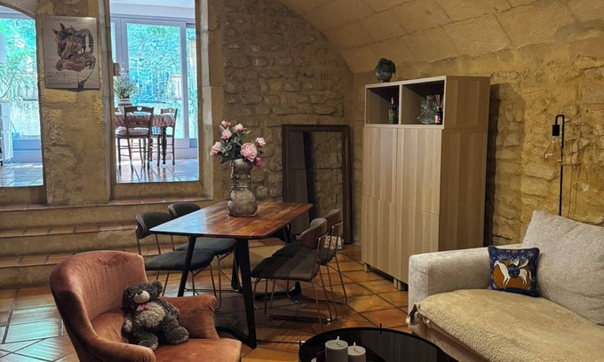 Arles City Centre Apartment | No. 5 - Historic apartment in the heart of the old centre with private garden