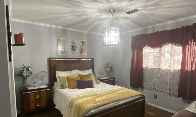 Cochran House | *no cleaning fee* Beautiful 2 bedroom, right in heart of town!