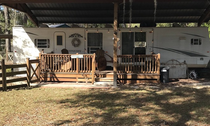 Old Town House | No Cleaning Fee! Cozy 1-bedroom travel camper 5 min. walk to Suwannee river