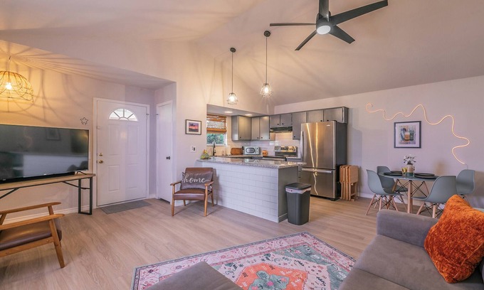 Fort Worth House | No Cleaning Fee!~King Bed~Near Dickies,TCU, cultural district~Sleeps 6