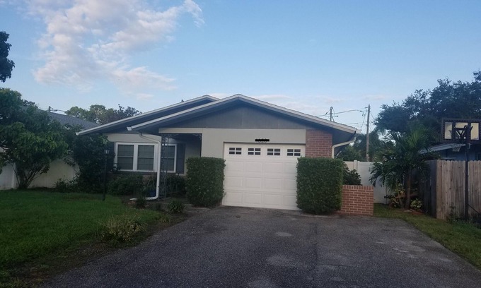 Disston Heights House | NO LONGER AVAILABLE, VRBO WON'T DELETE IT AS A LISTING. Fox Hollow