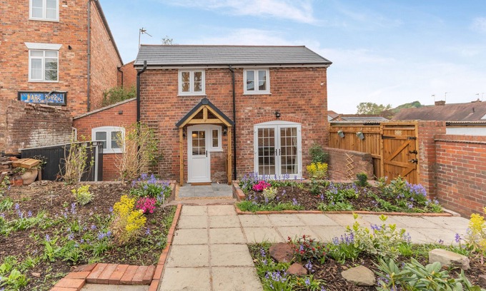 Bewdley House | No Road - The Cottage