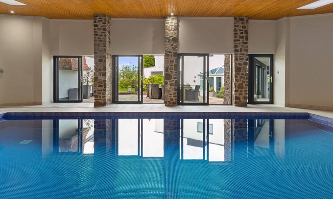 Saundersfoot Apartment | No1 Highpoint -Luxury 2 bed Sea view Apartment with onsite indoor swimming pool