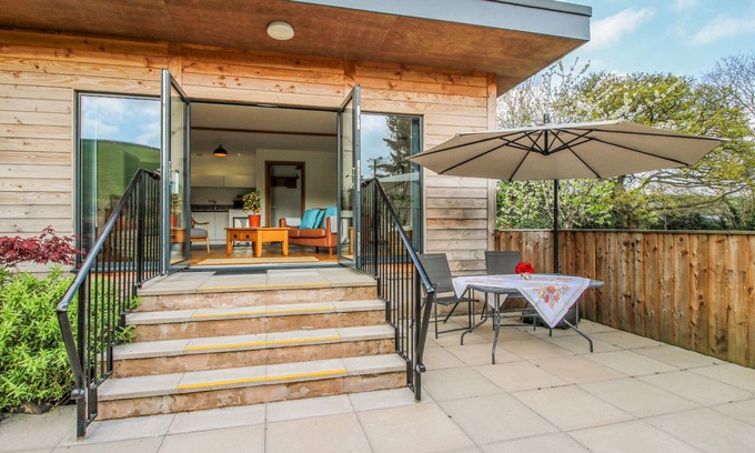 Bishops Castle Cottage | NO1 THE LODGE, with a garden in Bishop's Castle