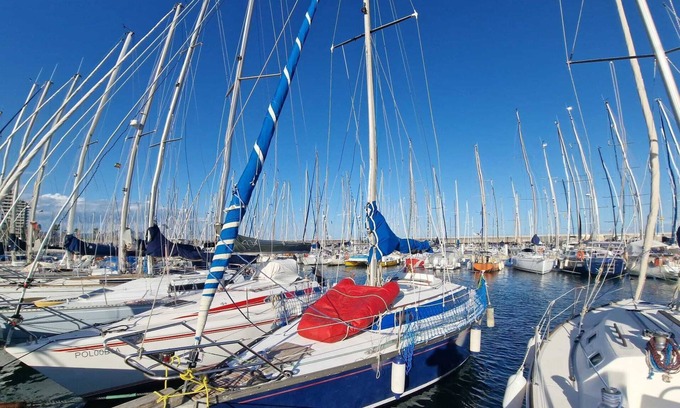 Badalona Boat Rental | Noche en el Mar: Hospédate en un Encantador Velero en Barcelona