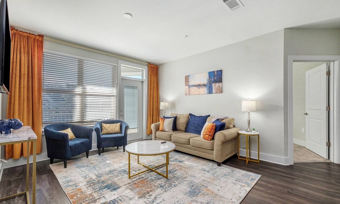 Villa Heights Apartment | NoDa 2Bdr w/2 King beds| Free Parking| Fast-Wi-Fi| Smart TVs| Balcony