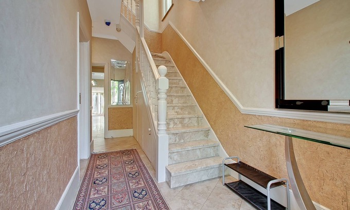Acton House | Noel Oasis: London Retreat 5Bed 4Bathroom 2 Sitting Room