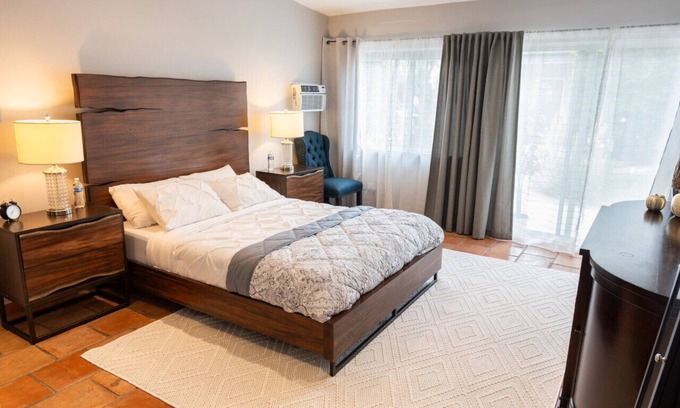 NoHo Arts District House | NOHO SERENITY: UPDATED MODERN 3BR HOUSE w/BACKYARD & OUTDOOR SEATING p15