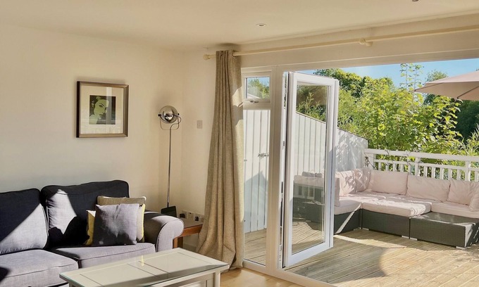 South Cerney Ski Chalet | Nola Lodge · Cotswolds Lakeside - South Cerney