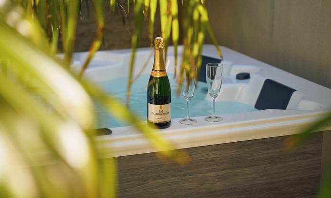 Cognac Apartment | NOMAD SUITE with private jacuzzi - downtown Cognac