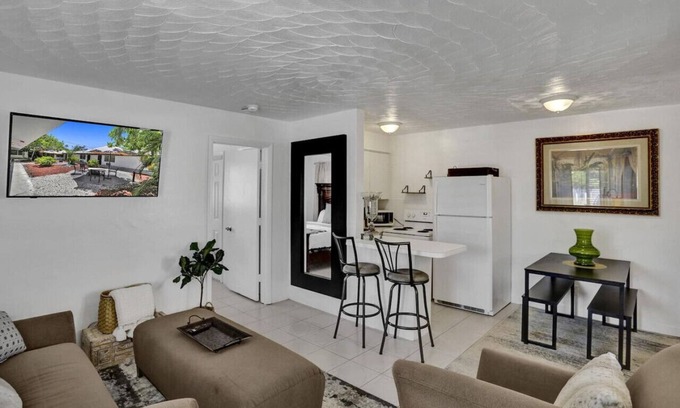 Victoria Park Apartment | Nomads Nest - Prime Location w Stylish Design
