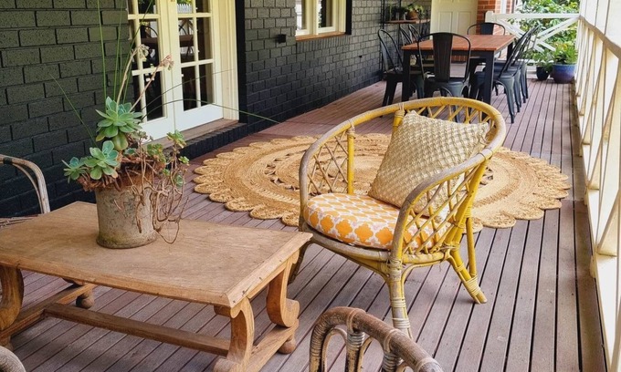 Woodend House | Noonan House. 5 minute walk to the centre of town. Spacious home on half acre.