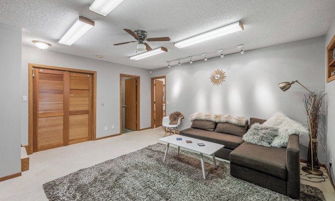 Andover House | ★Nordic MN Apartment with private laundry!★