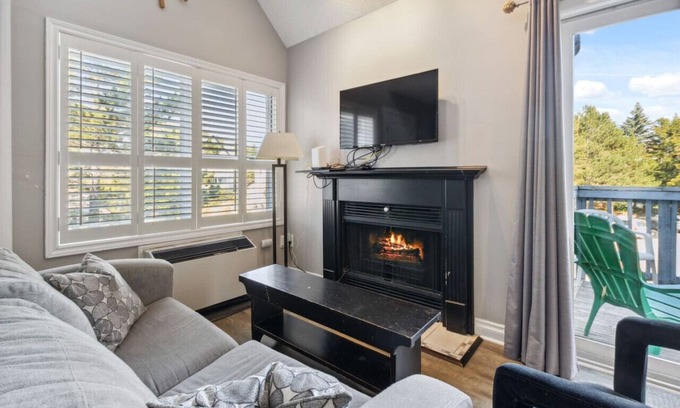 The Blue Mountains Apartment | North Creek Condo for 6 with Mountain Views - 211 North Creek