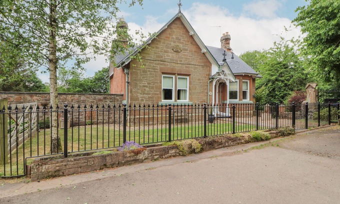 Annan Cottage | NORTH LODGE, pet friendly, country holiday cottage in Annan