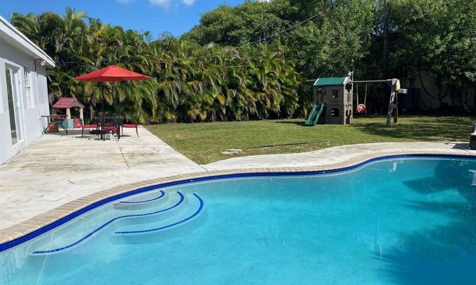 Ives Estates House | north miami house family-size w/pool and BBQ