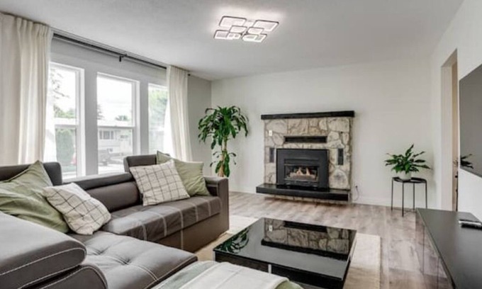 East Hill House | North Okanagan Jewel with hot tub