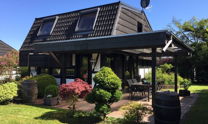 Nordseebad Burhave House | North Sea vacation home ROBBE in Burhave - directly at the DEICH! Pets welcome!