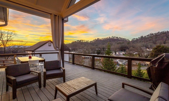 Northside House | North Shore home available for long term stays! - 30 night minimum | 3 Bed, 2 Bath