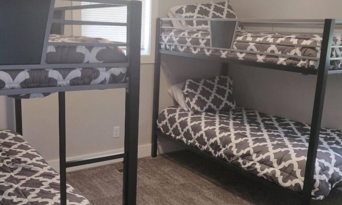St. Charles House | North Shore Oasis - 5 minutes from the lake!