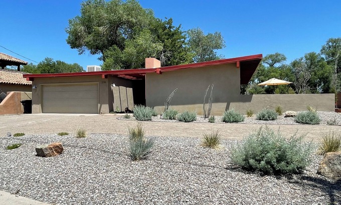 Rio Grande Blvd House | North Valley Mid Century Modern Retreat
