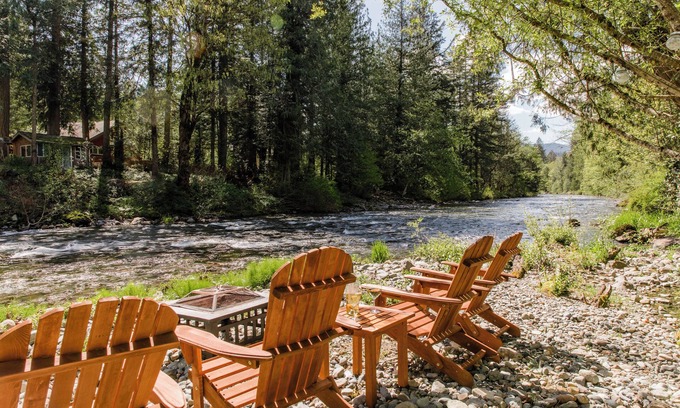 North Bend Cabin | North Zen Magical Riverfront Cabin with Hot Tub - 5min Walk to Twin Falls Trail!