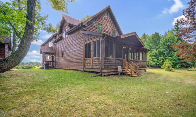Gills Rock House | Northern Lights Farmhouse with Hot Tub