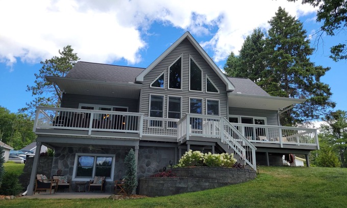Cheboygan House | Northern MI Lakefront Retreat – Year-Round Oasis for 12 Guestsnn