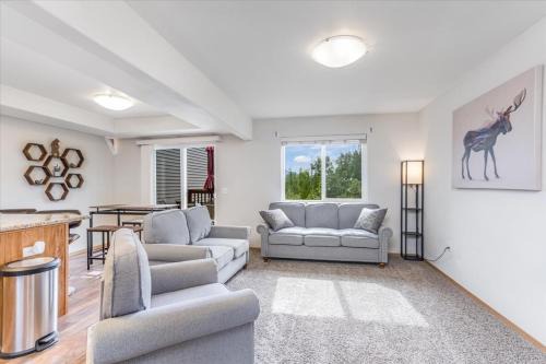 Knik-Fairview Apartment | NorthernNest Townhouse w/ Mtn Views & King Suite
