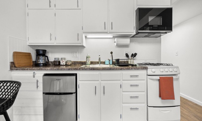 Mann Apartment | Northside Nook - 10 minute walk to downtown and campus