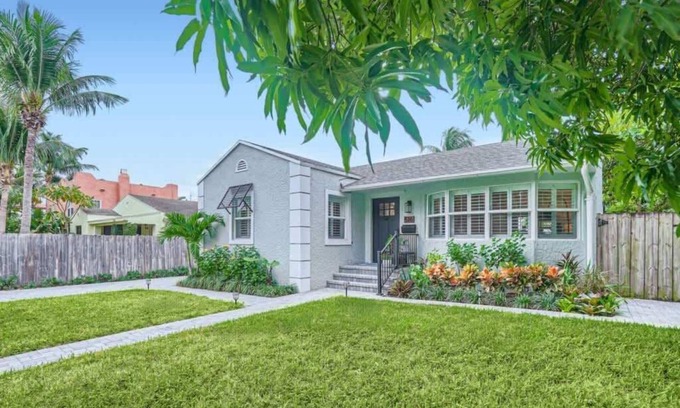 Northboro Park House | Northwood Haven - Light-Filled Bungalow Close to Rybovich Marina