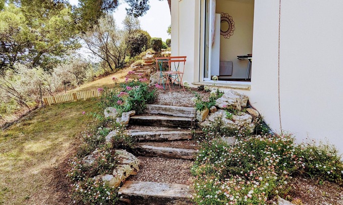 Clermont-l'Herault Apartment | Nouveau Charmant Appartement Avec vue Panoramique sur le pic Saint Loup