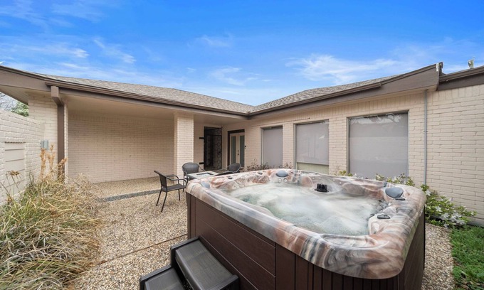 Houston House | Nr Galleria & Med Center | Hot Tub | Games | WiFi