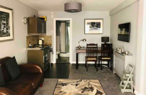 Slough Apartment | Nr WINDSOR stunning 1 bedroom self contained property in Burnham near Heathrow