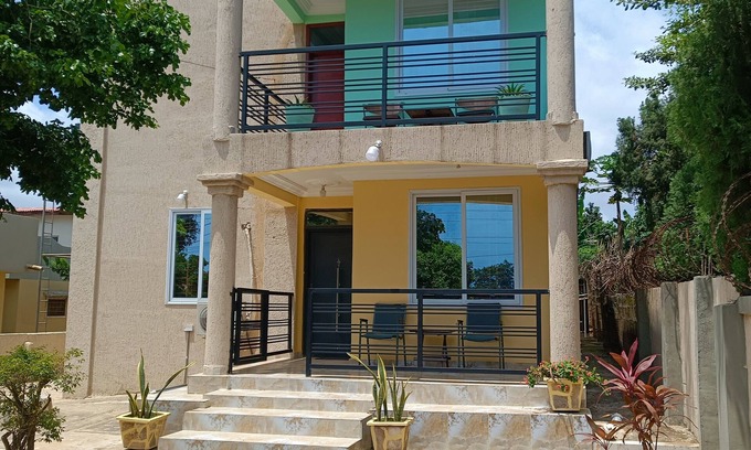 Accra House | nSpacious 6-bedroom house with WiFi and AC in Greater Accra Region-tantra hill