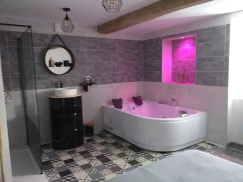 Saint-Christophe-en-Brionnais Apartment | Nuit romantique