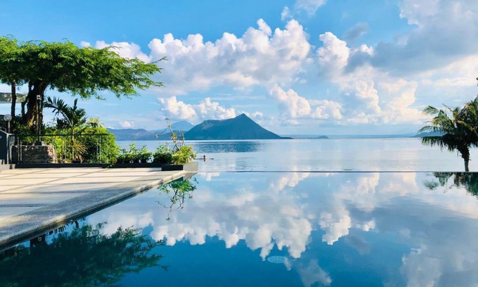 Anilao Hotel | Nuuk Taal Lake